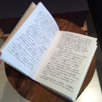 Hecho a mano por Tinta Gris. Cartas en un libro.
